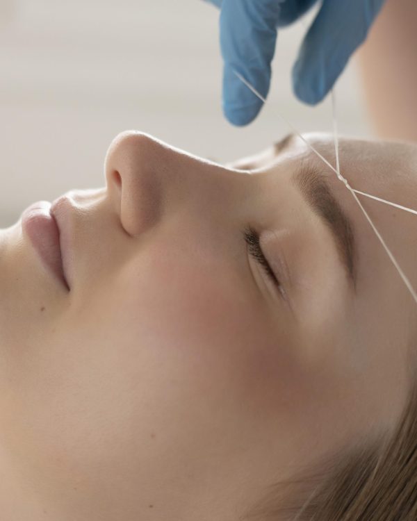 close-up-of-young-woman-getting-an-eyebrow-treatment  - close up of young woman getting an eyebrow treatment scaled q0xzmrlopqnql6iteivqek0stjrdl2ih8wh6p646do - Cursos